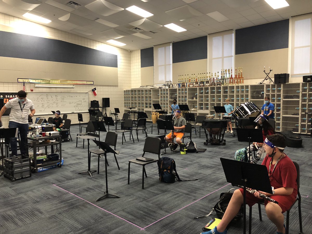 DougSunnyvale's tweet photo. It’s what school looks like in Fall 2020. But @smslearns is doing it well. Thanks students and staff https://t.co/aWsD2kq0to