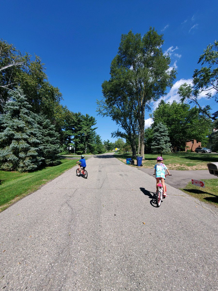 Recess... and an amazing blue sky. Just move. @WestMaplePE  #bpslearners #bpsgo <a href="/WestMapleEle/">WestMapleEle</a>