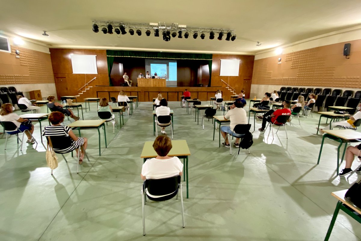 ColegioSalliver's tweet photo. #vueltaalcole 
Comenzamos con una sesión de claustro diferente y atípica, presencial y telemática.
Lo más importante, la seguridad de la #ComunidadEducativaSalliver. 
Damos la bienvenida al curso 2020-2021 con las mismas ganas e ilusión que siempre desde 1971.  #crecerenconfianza https://t.co/Vx1om5YM31
