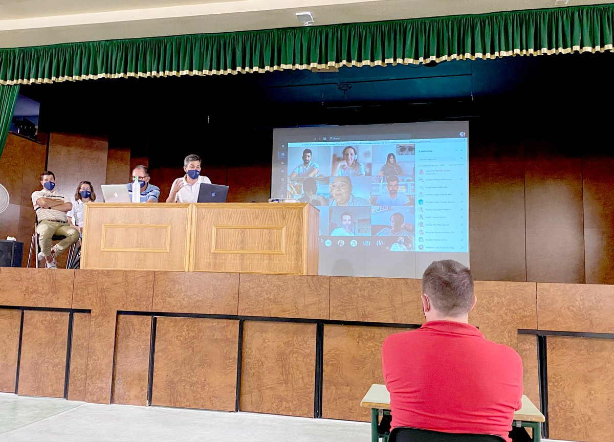 ColegioSalliver's tweet photo. #vueltaalcole 
Comenzamos con una sesión de claustro diferente y atípica, presencial y telemática.
Lo más importante, la seguridad de la #ComunidadEducativaSalliver. 
Damos la bienvenida al curso 2020-2021 con las mismas ganas e ilusión que siempre desde 1971.  #crecerenconfianza https://t.co/Vx1om5YM31