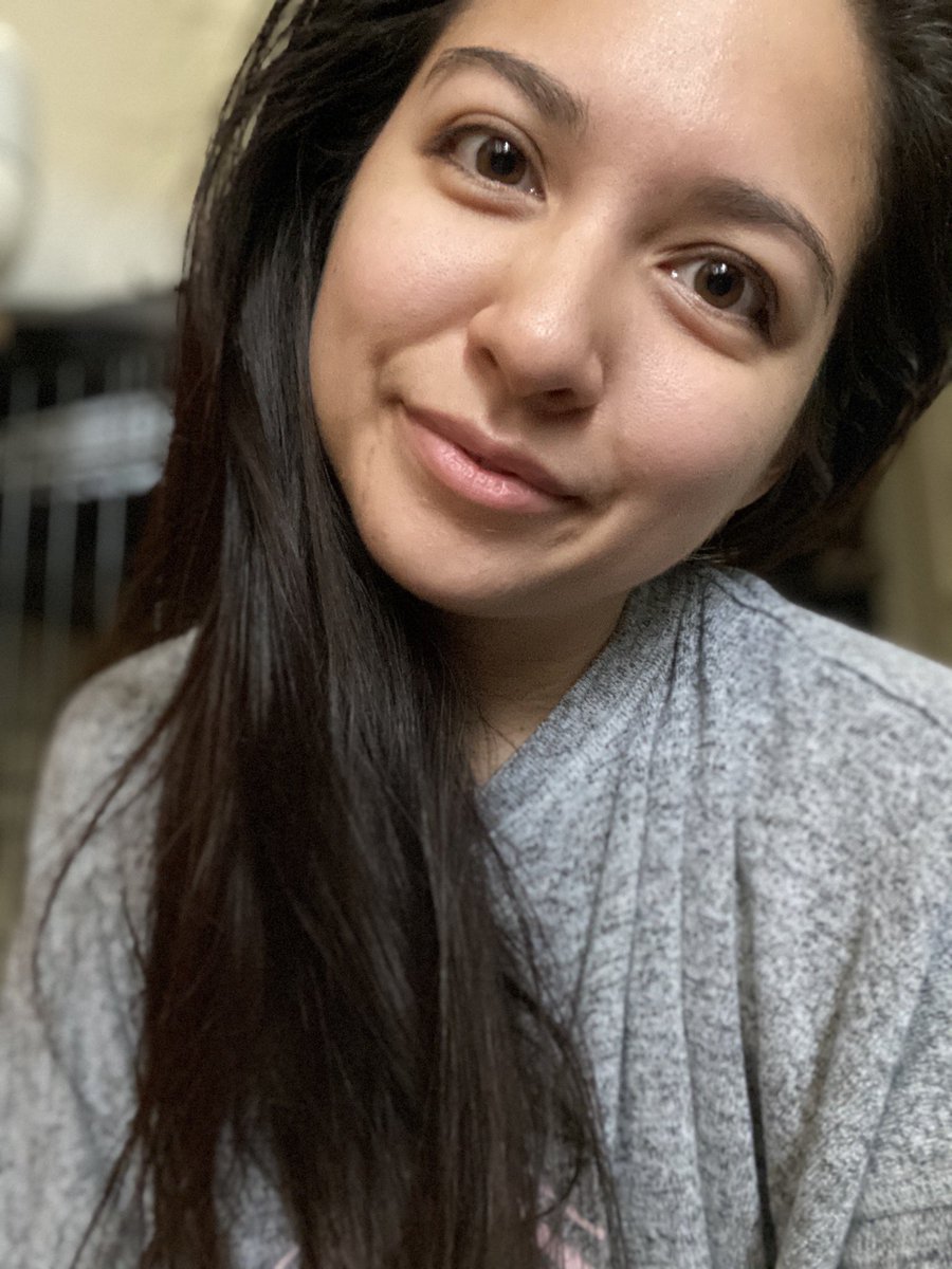 britabe's tweet photo. It’s a trip seeing the same picture but flipped, next to each other.. I prefer the selfie one.. https://t.co/f06lm56b66