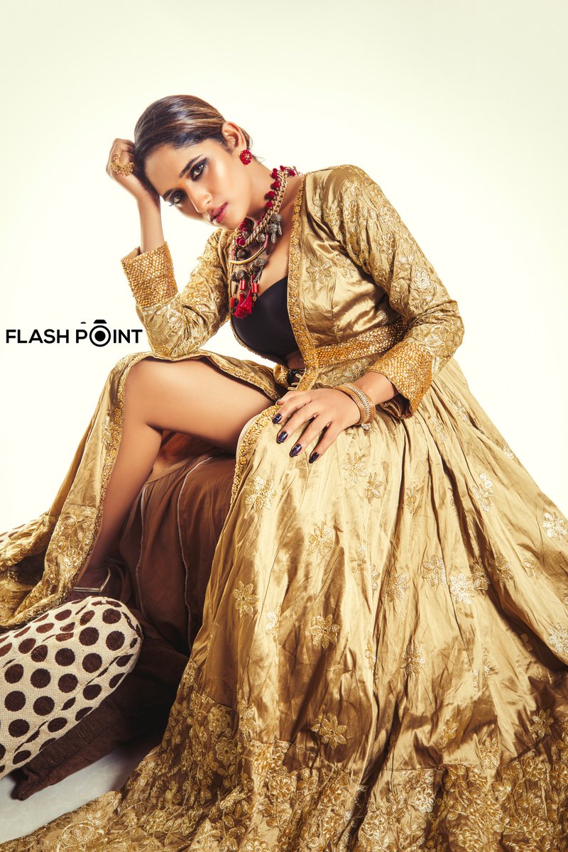 SonalActress's tweet photo. My taste in fashion will introduce you to my magnanimous soul. @SonalActress 

📸 @fpcreatives 

#Sonal #SonalSingh #ActressSonalSingh #Flashpoint #FlashpointCreatives #MehulShahPhotography #goldengown #anushkasharma #indowesternstyle #glamourous #bollywoodfashion #indowoestern https://t.co/XaGbxtznYf