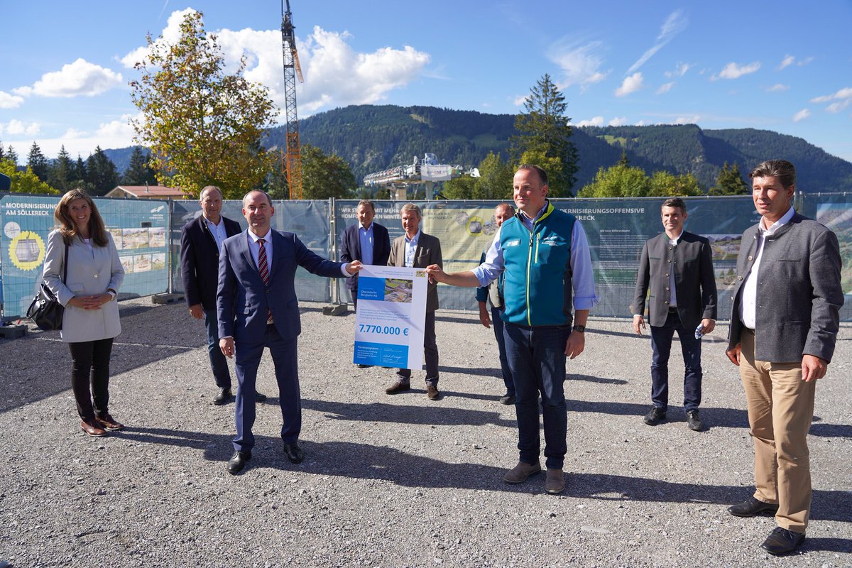 BayStMWi's tweet photo. Seit April wird auf Hochtouren an der #Modernisierung der #Söllereckbahn gearbeitet.

@HubertAiwanger hat heute den #Förderbescheid für die Modernisierung 🚠 übergeben.

Im Dezember soll die 🚠 barrierefrei &amp; kinderfreundlich startklar für die Wintersaison sein. ❄️ ⛄️ 🎿 #Allgäu https://t.co/ul8M2SeQMc