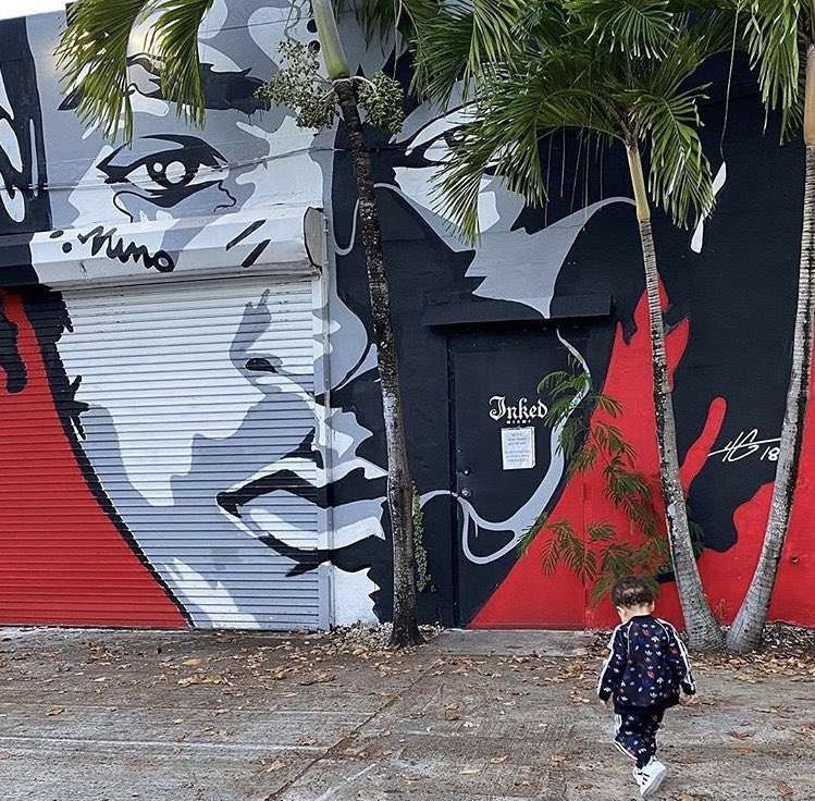 Kulturlesite_'s tweet photo. Gekyume, le fils de XXXTentacion, qui pose devant une fresque représentant son père 🕊🙏 https://t.co/ObgQu5lH5N