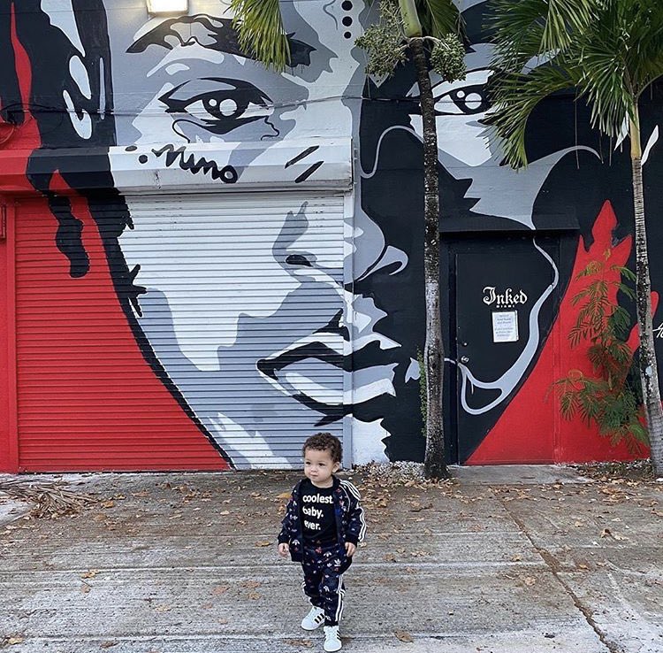 Kulturlesite_'s tweet photo. Gekyume, le fils de XXXTentacion, qui pose devant une fresque représentant son père 🕊🙏 https://t.co/ObgQu5lH5N