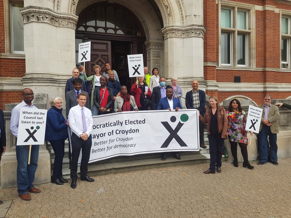 MohanVidhi's tweet photo. On the day it has been confirmed that @CroydonLabour have bankrupted our town, #DEMOC petition handed into the Council. Time for a democratically elected Mayor in #Croydon https://t.co/v119YBWD1t