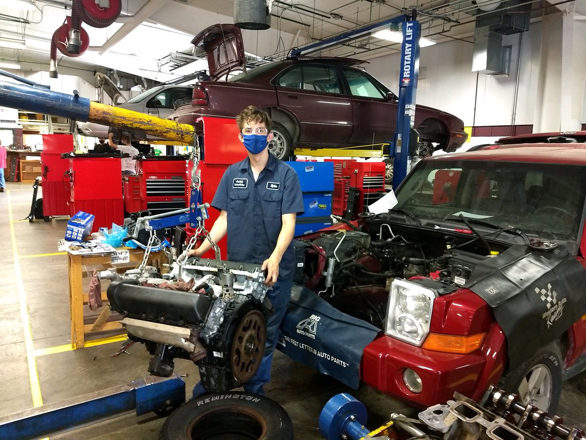 FlintHillsTech's tweet image. In the lab with Automotive Technology students on the Emporia campus where projects are in full swing! Working in real-life shop conditions, students are learning while honing their skills.  #FHTC #WeEngage #WeTransform #WeAreWranglers