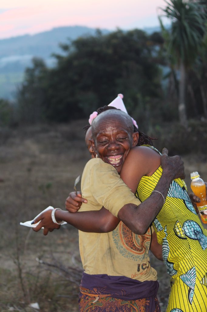 honest_act's tweet photo. 🇧🇮J'ai continué ma visite caritative à Rutovu,dans un site des Batwas de KUKIBURAGU.En marge de cette visite, mon anniversaire m'a surpris là-bas même.J'ai fêté avec eux ,dans la joie inexprimable.
#HonestAct
#chacunPeutAiderQuelquUn
@YBurundi @Chancelle_B @JimbereMag https://t.co/jHjE17qqrF