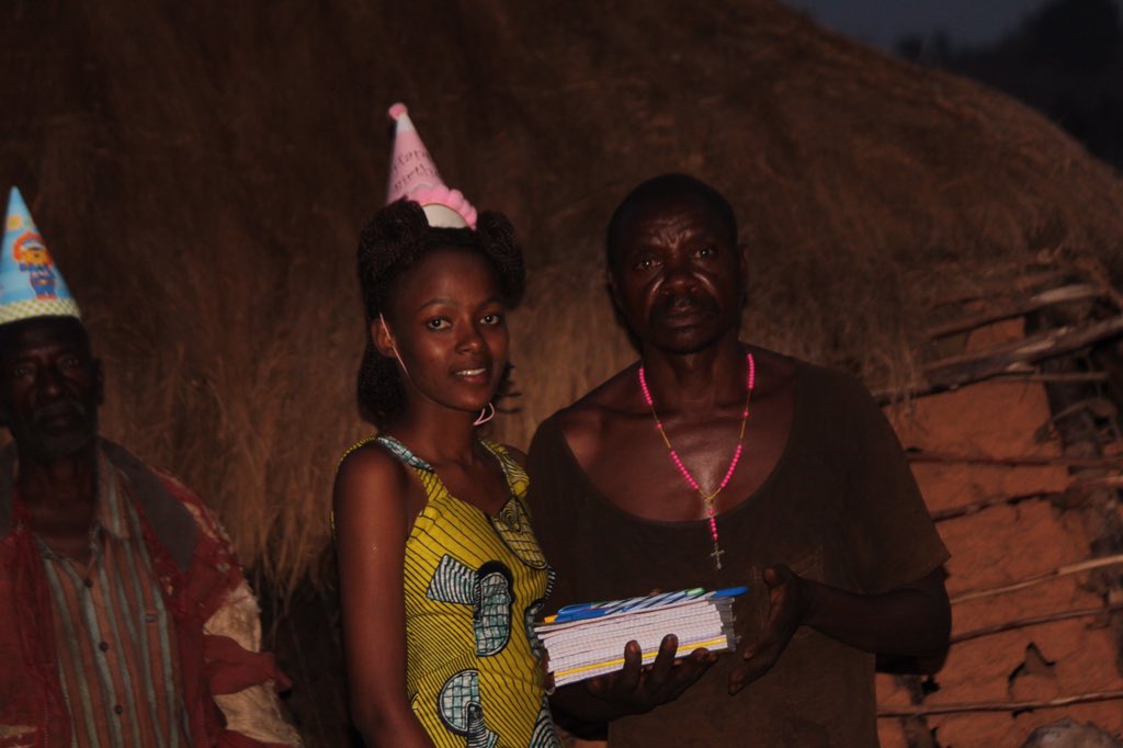 honest_act's tweet photo. 🇧🇮J'ai continué ma visite caritative à Rutovu,dans un site des Batwas de KUKIBURAGU.En marge de cette visite, mon anniversaire m'a surpris là-bas même.J'ai fêté avec eux ,dans la joie inexprimable.
#HonestAct
#chacunPeutAiderQuelquUn
@YBurundi @Chancelle_B @JimbereMag https://t.co/jHjE17qqrF