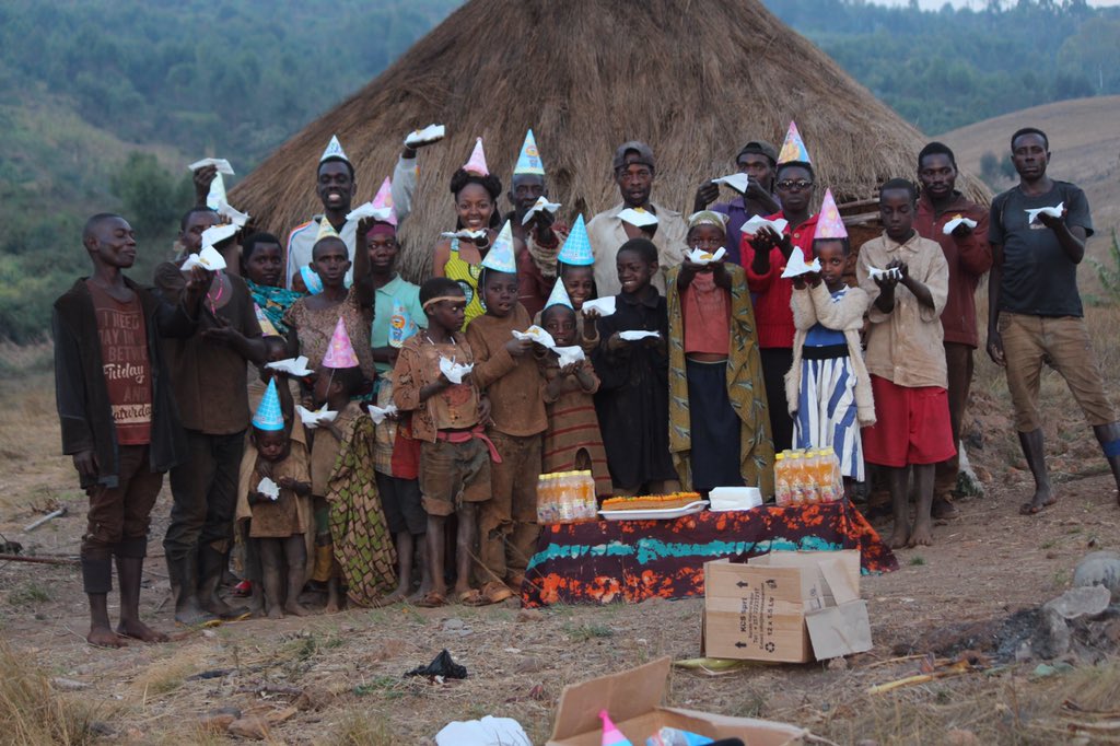 honest_act's tweet photo. 🇧🇮J'ai continué ma visite caritative à Rutovu,dans un site des Batwas de KUKIBURAGU.En marge de cette visite, mon anniversaire m'a surpris là-bas même.J'ai fêté avec eux ,dans la joie inexprimable.
#HonestAct
#chacunPeutAiderQuelquUn
@YBurundi @Chancelle_B @JimbereMag https://t.co/jHjE17qqrF