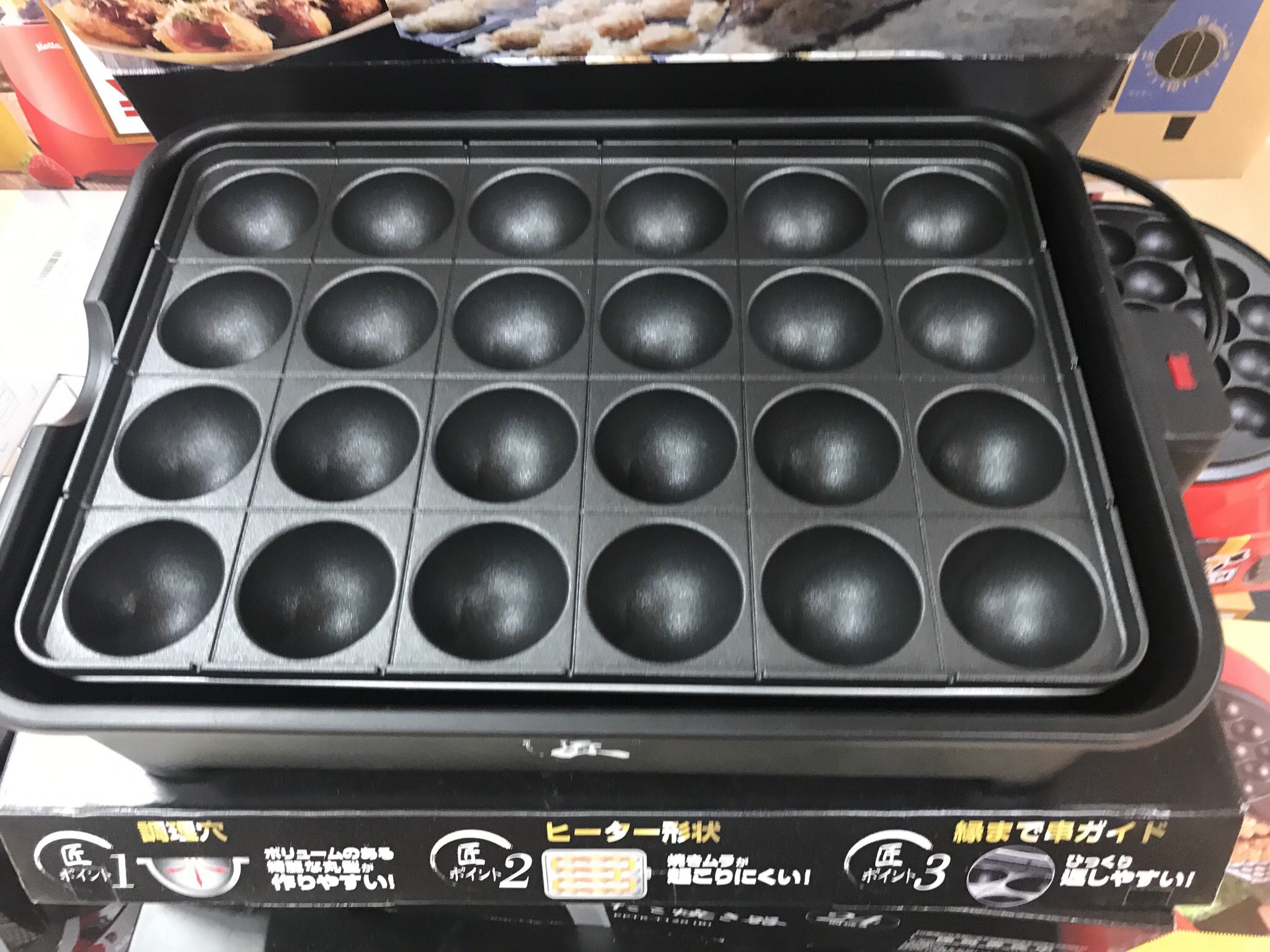 ひえたろう 笑顔と上機嫌こそが最高の化粧 ドンキで売ってたヤマゼンの電気式の 匠のたこ焼き器 これは結構良さそうやね 穴の配置もいいし 縁を高く作ってるのもいい 鍋は取り外しができて洗いやすい 筋がついてるのは 誰でも作りやすいだろう 結構 ひえたろう 笑顔と上機嫌こそが最高の化粧 ドンキで売ってたヤマゼンの電気式の 匠のたこ焼き器 これは結構良さそうやね 穴の配置もいいし 縁を高く作ってるのもいい 鍋は取り外しができて洗いやすい 筋がついてるのは 誰でも作りやすいだろう 結構