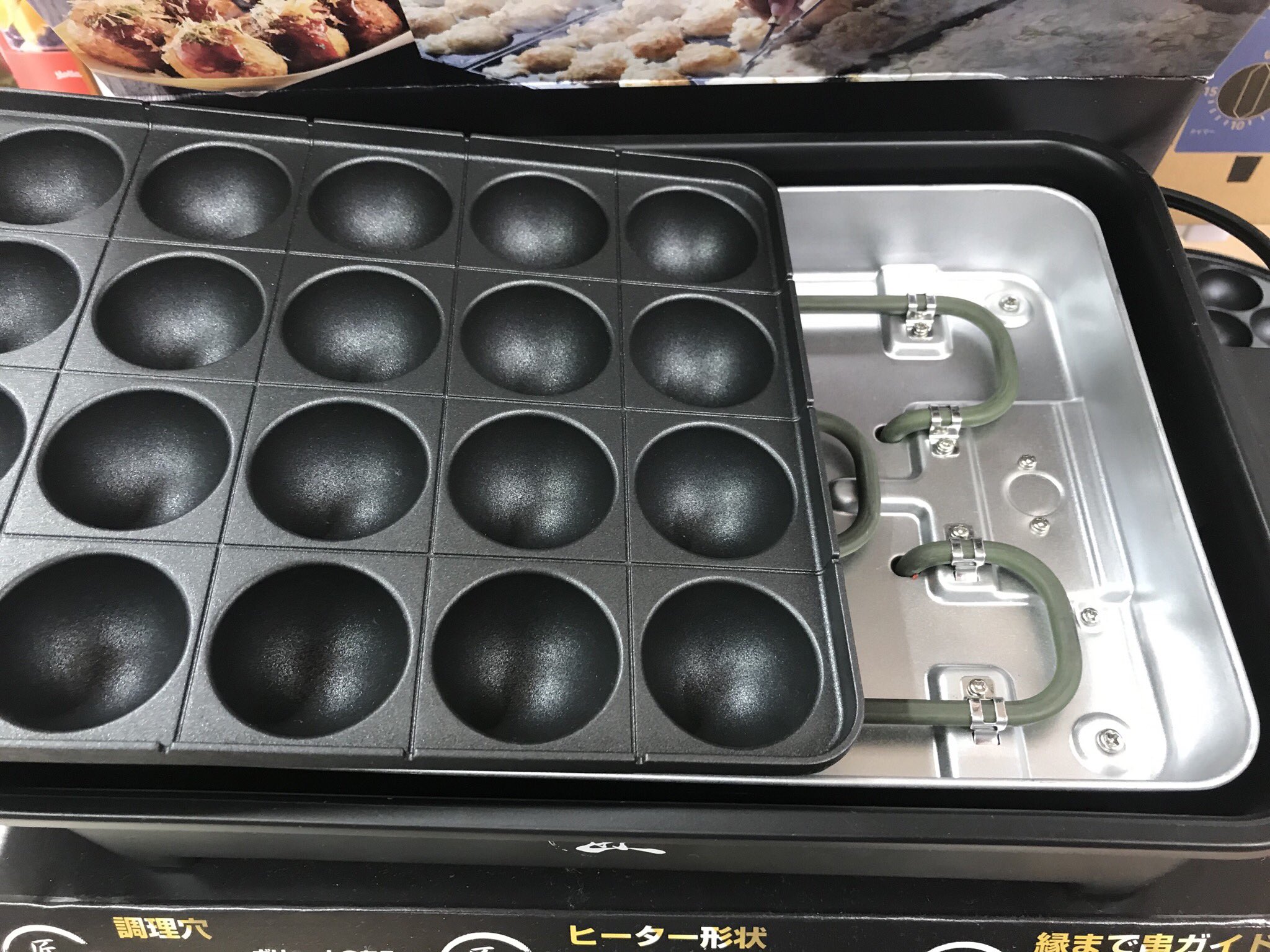 ひえたろう 笑顔と上機嫌こそが最高の化粧 ドンキで売ってたヤマゼンの電気式の 匠のたこ焼き器 これは結構良さそうやね 穴の配置もいいし 縁を高く作ってるのもいい 鍋は取り外しができて洗いやすい 筋がついてるのは 誰でも作りやすいだろう 結構 ひえたろう 笑顔と上機嫌こそが最高の化粧 ドンキで売ってたヤマゼンの電気式の 匠のたこ焼き器 これは結構良さそうやね 穴の配置もいいし 縁を高く作ってるのもいい 鍋は取り外しができて洗いやすい 筋がついてるのは 誰でも作りやすいだろう 結構