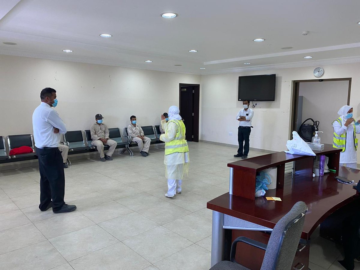 sqsc2's tweet photo. بهدف تعزيز الاجراءات الوقائية للحد من تفشي فيروس كوفيد ١٩ أثناء وبعد ممارسة التمارين الرياضية في صالة اللياقة البدنية قامت دائرة مجمع السلطان قابوس الرياضي بالتنسيق مع المعنيين بوزارة الصحة لتقديم برنامجا تدريبيا للقائمين على صالات اللياقة البدنية بالمجمع.

@mosa_gov_om https://t.co/n8gxqLEzDB