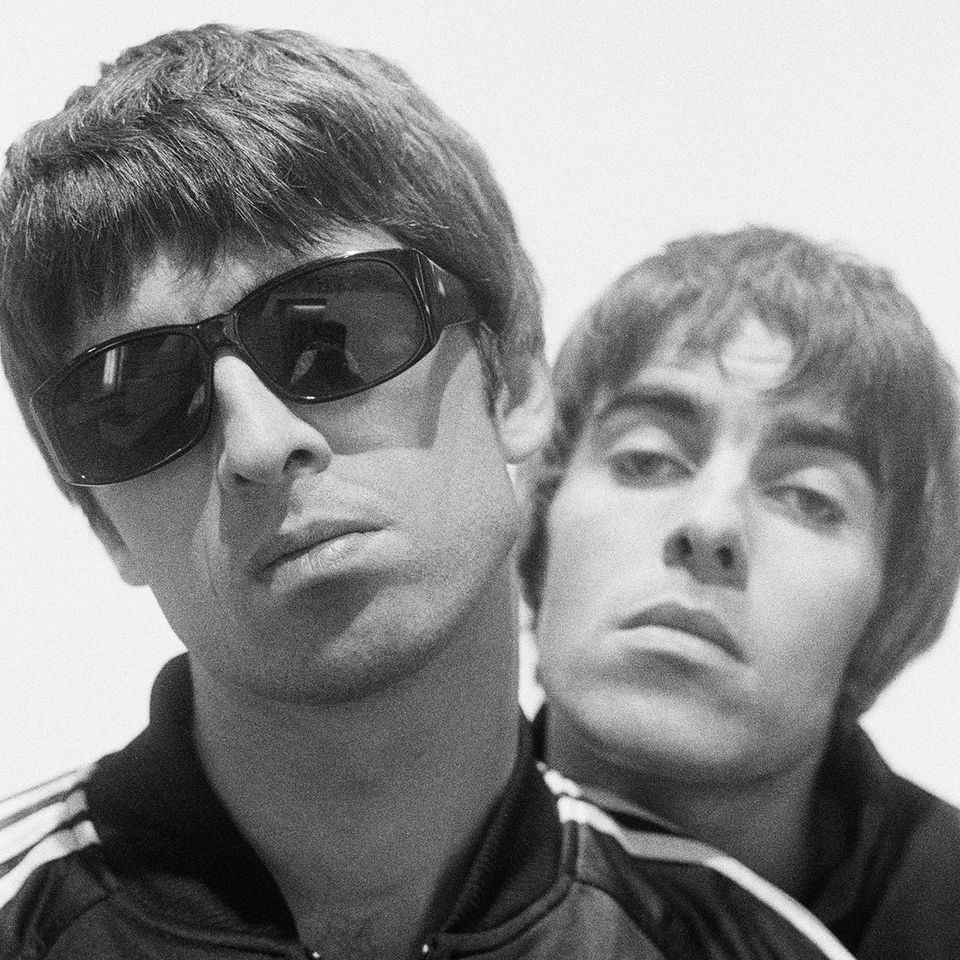 AllaboutRKID's tweet photo. เฟซบุ๊กทางการของวง Oasis มีความเคลื่อนไหวอีกครั้งด้วยการเปลี่ยนรูปโปรไฟล์หลัก ปีที่แล้วครบรอบ 25 ปีอัลบั้ม Definitely Maybe ก็เปลี่ยนรูปขาว-ดำ พร้อมแฮชแท็ก #DefMaybe25 มาปีนี้ครบรอบ 25 ปีอัลบั้ม (What's The Story) Morning Glory? เปลี่ยนเป็นรูปสี พร้อมแฮชแท็ก #MorningGlory25 https://t.co/zZGJrL78HA