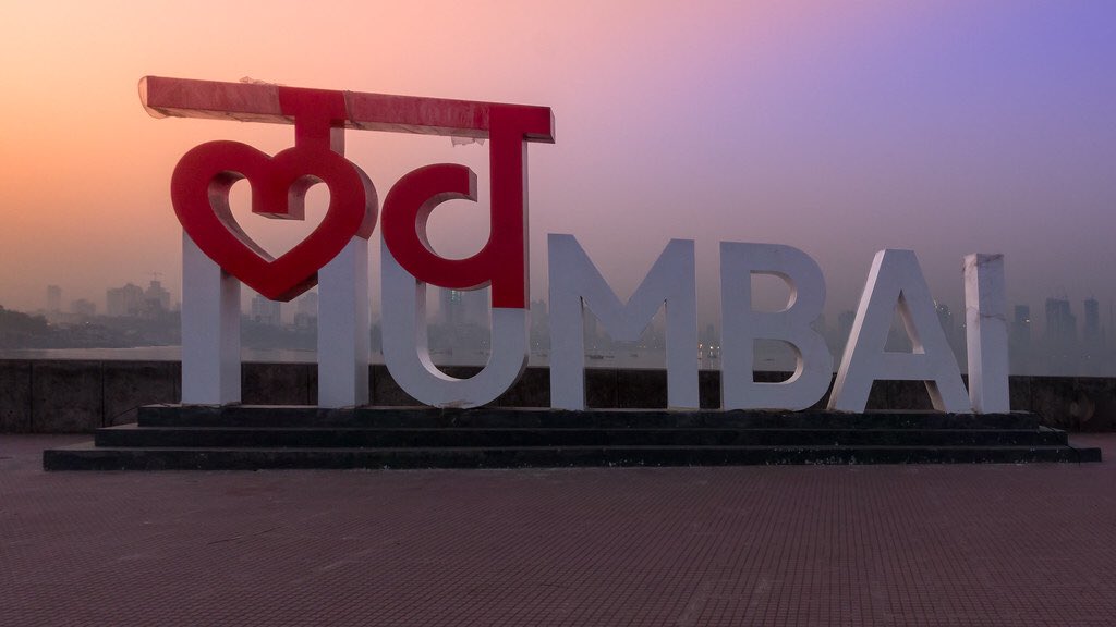 hemantdhome21's tweet photo. मुंबई... मला घडवणारी मुंबई! 
अनेकांना जगवणारी मुंबई! 
पोटाची खळगी भरणारी माझी मुंबई! 
माझा अभिमान... स्वाभिमान मुंबई! 
या देशाची शान माझी मुंबई! 
(त्या कंगनीला लवकर ‘दवाखाना’ द्या! 
‘महत्त्व’ नाही!) 
#ILoveMumbai #माझीमुंबई #मुंबई https://t.co/6OnRmBfTn0