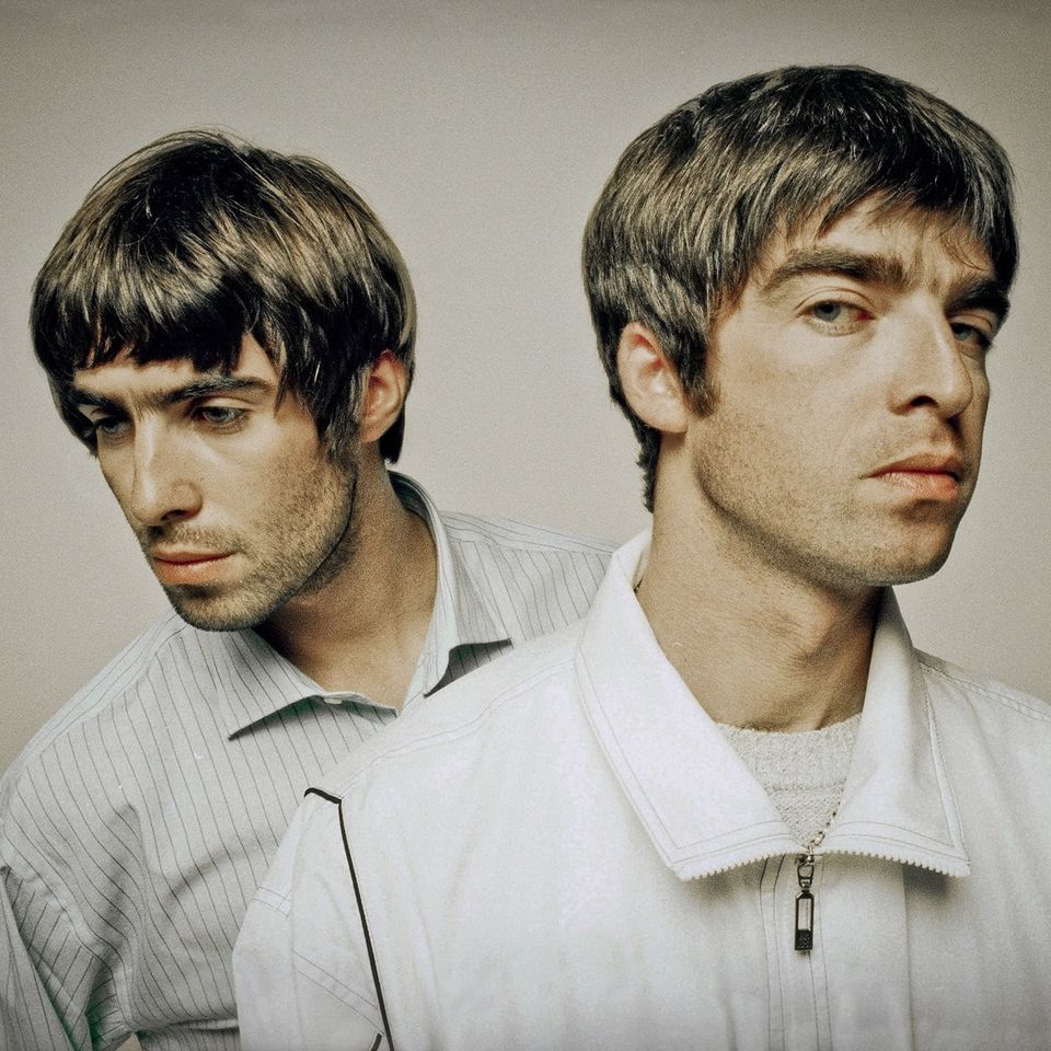 AllaboutRKID's tweet photo. เฟซบุ๊กทางการของวง Oasis มีความเคลื่อนไหวอีกครั้งด้วยการเปลี่ยนรูปโปรไฟล์หลัก ปีที่แล้วครบรอบ 25 ปีอัลบั้ม Definitely Maybe ก็เปลี่ยนรูปขาว-ดำ พร้อมแฮชแท็ก #DefMaybe25 มาปีนี้ครบรอบ 25 ปีอัลบั้ม (What's The Story) Morning Glory? เปลี่ยนเป็นรูปสี พร้อมแฮชแท็ก #MorningGlory25 https://t.co/zZGJrL78HA