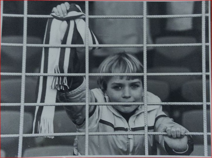 JohnnyDansen's tweet image. Ik als klein jongetje in het oude Ajax-stadion De Meer. ⬜️🟥⬜️
