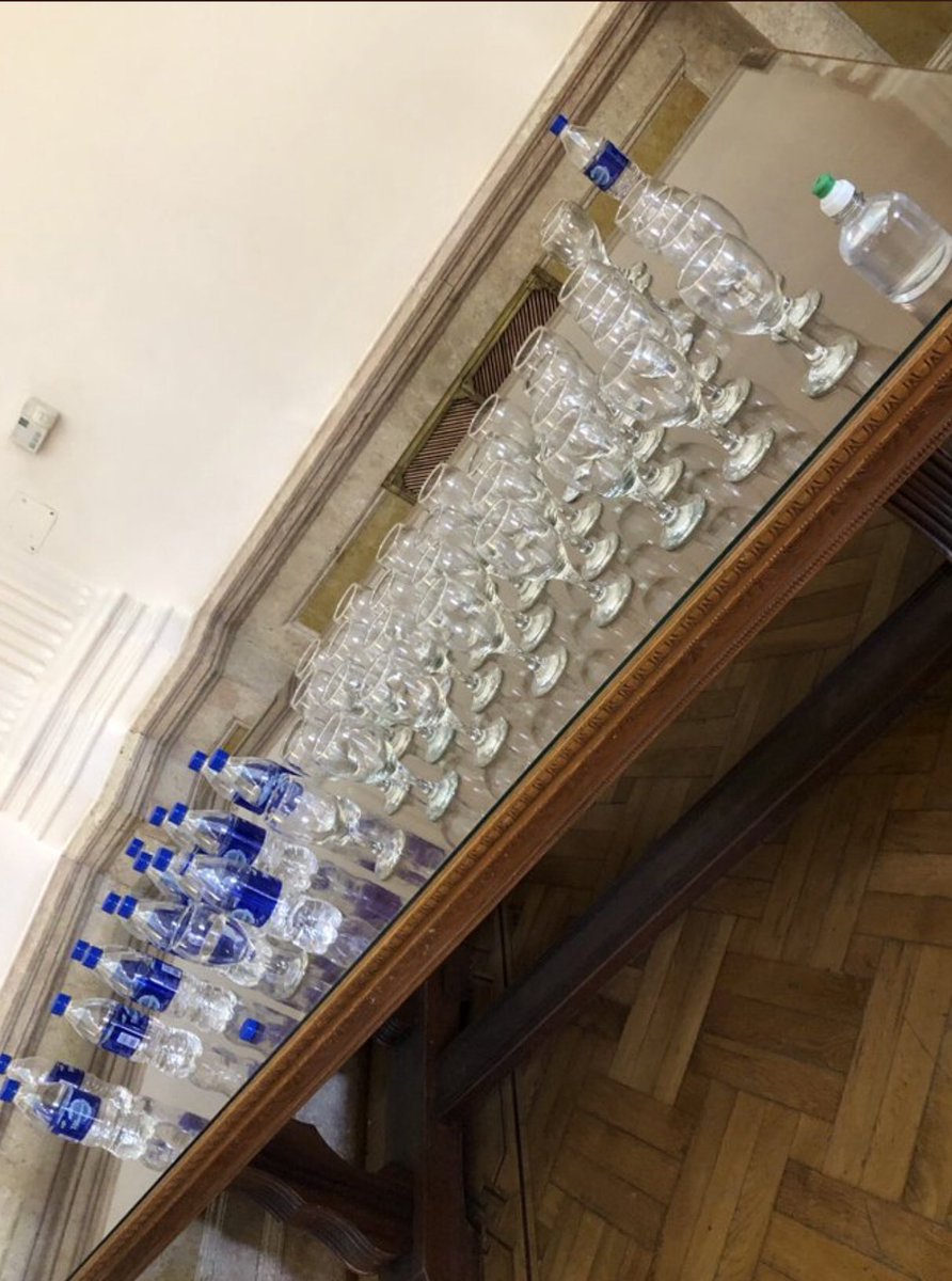 CeleMartinolich's tweet photo. Más de 30 copas en una sola sala... y un sistema de salud colapsado. SOLUCION:  agarro el listado de trazabilidad (aunque dudo q este) y al q caiga enfermo de esa lista, no lo atiende ningún centro de salud. #ciudadaniaresponsable @GobSantaFe @pablojavkin @omarperotti https://t.co/P4CcJ9c4zU