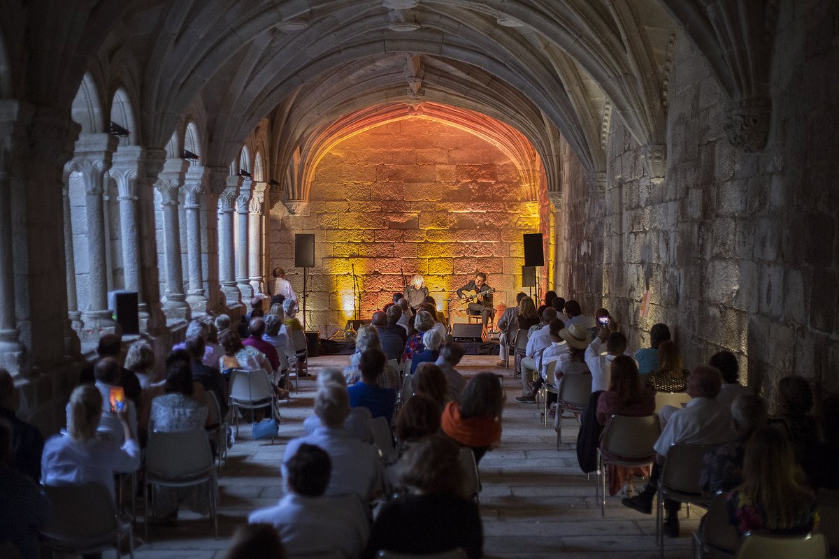 CaprichosMusic's tweet photo. El pasado 11 de agosto vivimos un íntimo concierto en el claustro del Parador Santo Estevo. Un lugar mágico que José Mercé inundó de puro flamenco. https://t.co/KSoQ2vlJpT