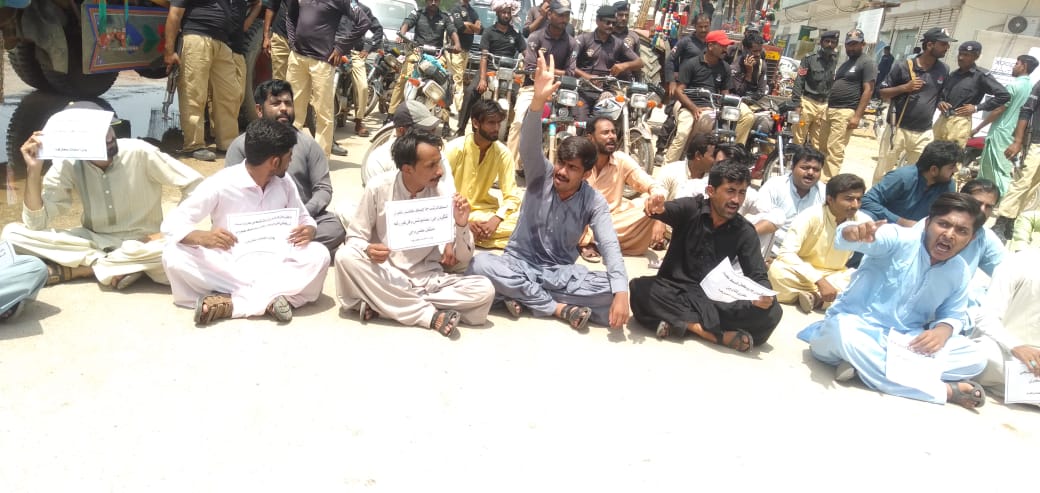 Bhanbhro_Jabbar's tweet photo. طلباء سیاست زنداباد!
ٹھٹھہ
طلبہ نے اسکالرشپ میں فراڈ کرنے والے @SINDHBANKMEDIA کے منیجر کے خلاف آج احتجاج کیا۔
سجاول-ٹھٹھہ روڈ کو اسٹوڈنٹ نے بلاک کردیا
اسٹوڈنٹ ایکشن فورم نے منیجر کی غیر قانونی رویے کے خلاف احتجاج کیا۔
وہاں پولیس کی بھاری تعداد طلباء کو تھریٹ دیتے نظر آئی۔ https://t.co/0Ftm7Ew77E