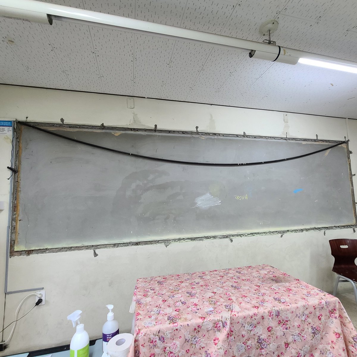 ppiyo_ring's tweet photo. 우리반 뒷문 어찌저찌해서 위에 걸렸는지 문도 안열려서 일주일전부터 문짝좀 고쳐달라니까 잘만 쓰던 칠판을 ���어가 버렸다라...?? 허허허허.. https://t.co/J7QNdb4SxG