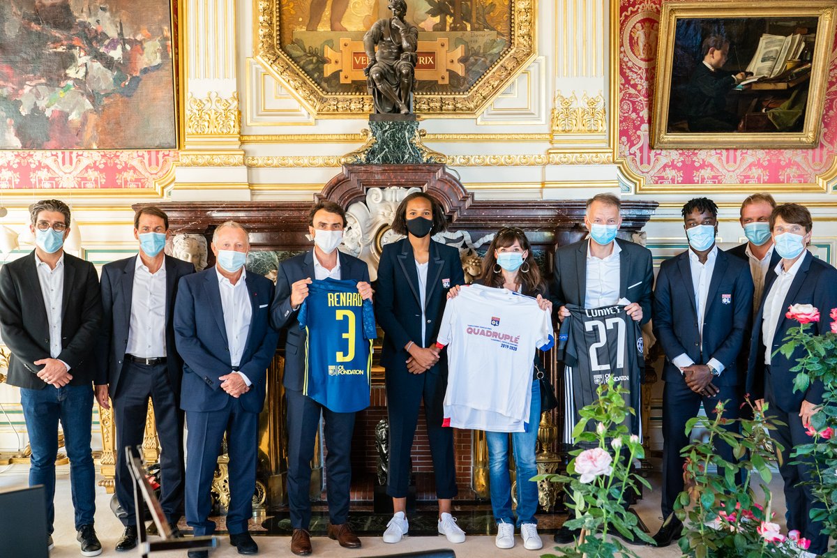 villedelyon's tweet photo. ⚽ Les deux capitaines @WRenard et Maxwel Cornet ont été reçus à l'Hôtel de Ville, en compagnie du staff de l'OL. L'occasion de saluer un parcours exceptionnel pour le club en Ligue des Champions cette année. 👏
📷 ©Renaud Alouche https://t.co/si8WmyinMt