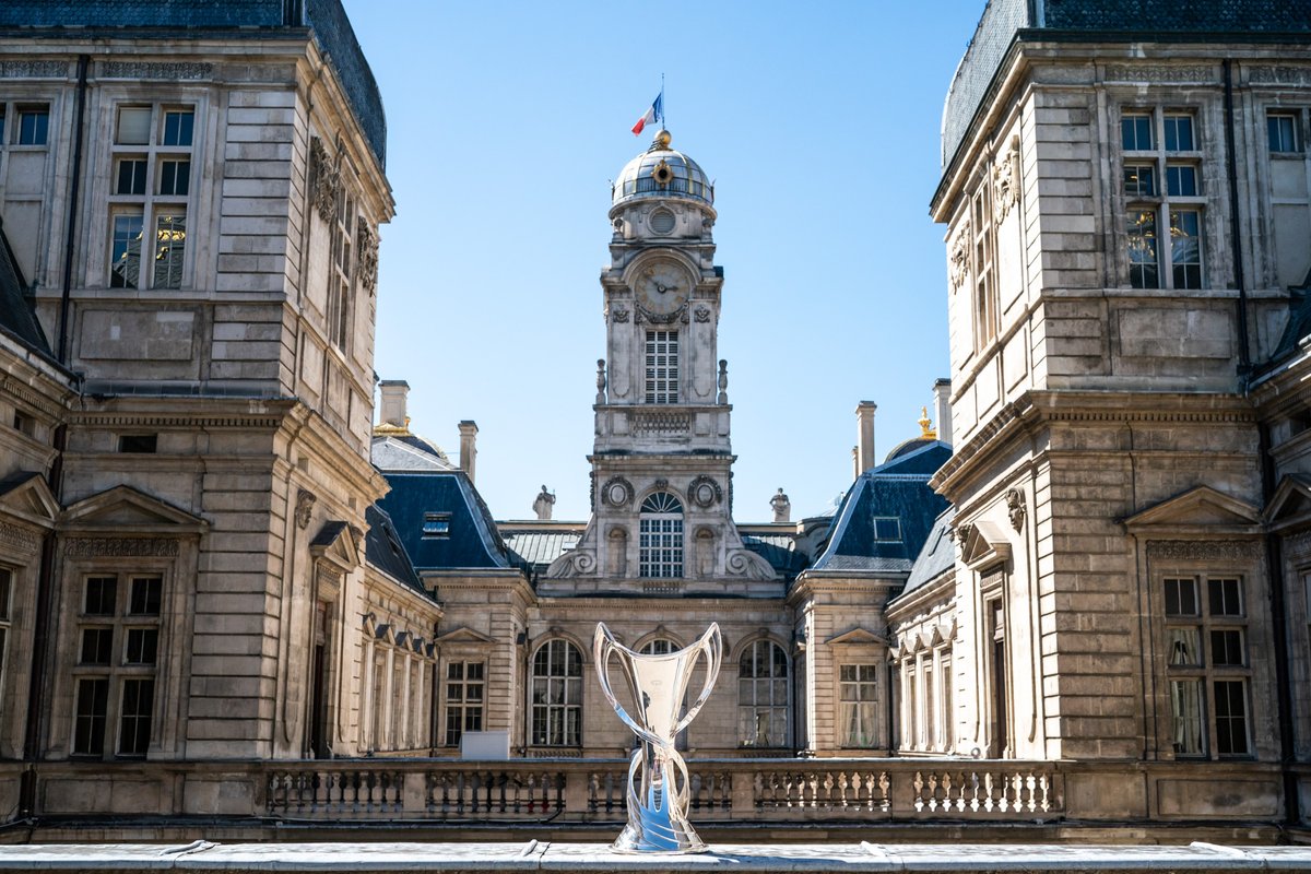 villedelyon's tweet photo. ⚽ Les deux capitaines @WRenard et Maxwel Cornet ont été reçus à l'Hôtel de Ville, en compagnie du staff de l'OL. L'occasion de saluer un parcours exceptionnel pour le club en Ligue des Champions cette année. 👏
📷 ©Renaud Alouche https://t.co/si8WmyinMt