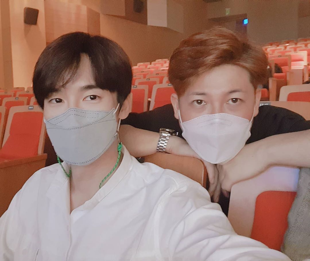 Yeonseok411_IFC's tweet photo. 20200904 📸 Actor #LeeSangHyeon IG update

"#MusicalWerther #YooYeonSeok #LeeSangHyeon #YeonWerth #SangHyeonAlbert #YeonSeokfirstperformance #Youdidaverygoodjob #notaphotofromtoday #notfromyesterdaytoo #cantrememberwhen😅 #anywayitwasduringrehearsal...." 

https://t.co/4O6uCFrLlK https://t.co/tzV9JCiFjH