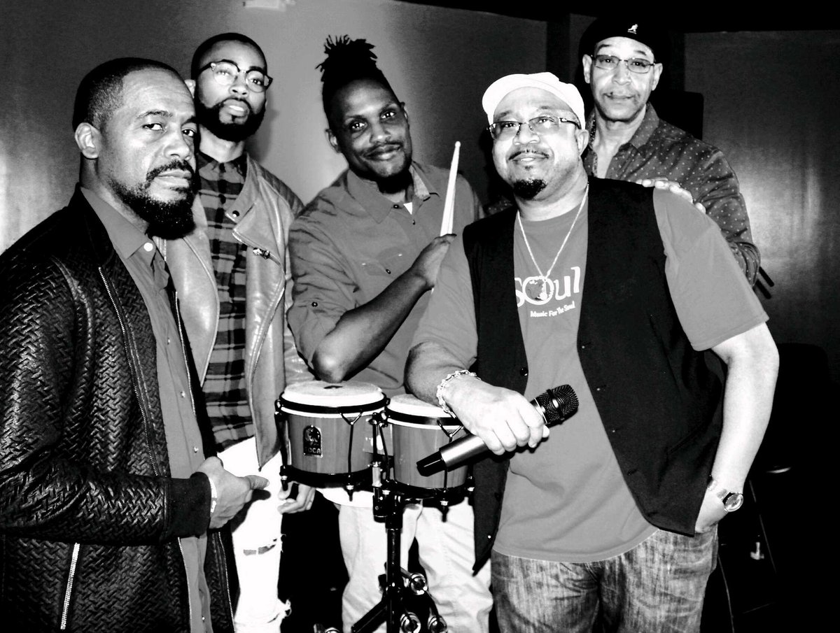 DowntownMemphis's tweet photo. Join us on the #DowntownMemphis Facebook page LIVE in 30 minutes from @stix901 #stix901
Featuring the sounds of @soul7 #Soul7Band 🎶
Grab your lunch and tune in! #CarryoutConcert
#DowntownMemphis https://t.co/pgryi4WS3o