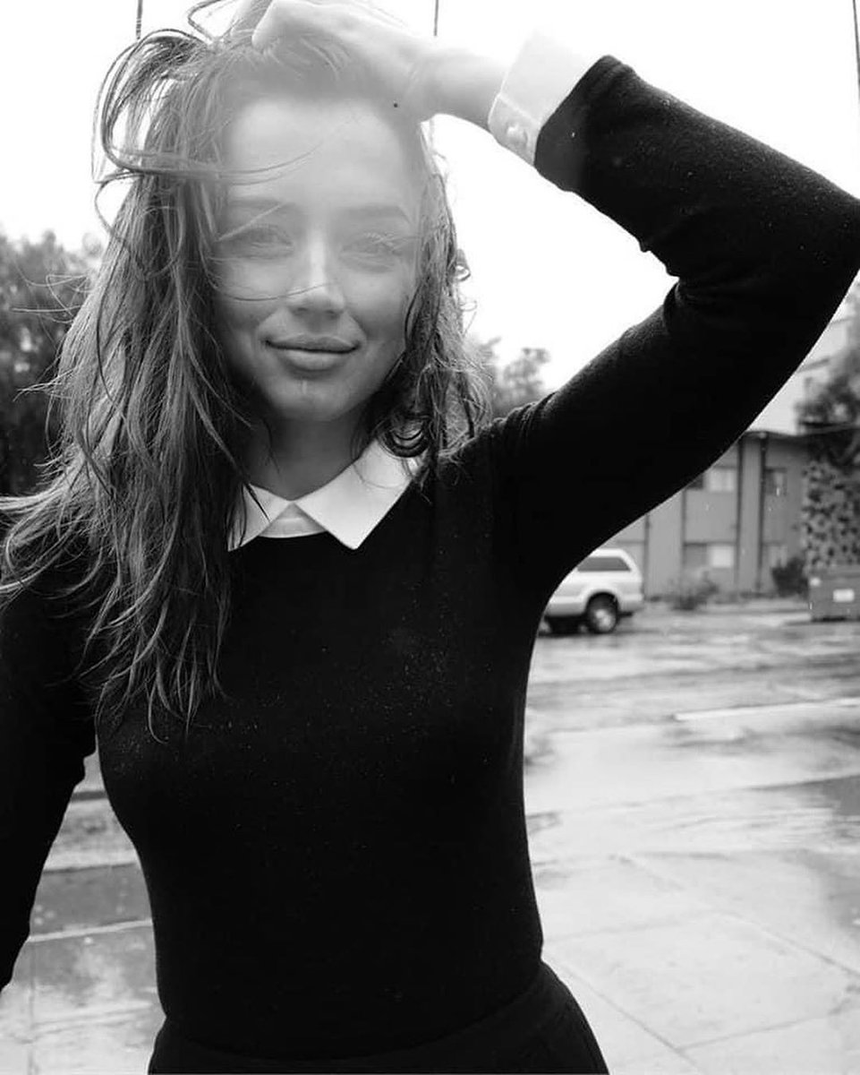 KittyKatNot's tweet image. If this doesn't scream "hall monitor" aka Catholic schoolgirl innocence...

I don't know what does, @TwistedRascal.