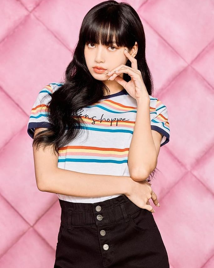 Sarablink9's tweet photo. #blackpink @BLACKPINK #lisa https://t.co/I43bkllPO4