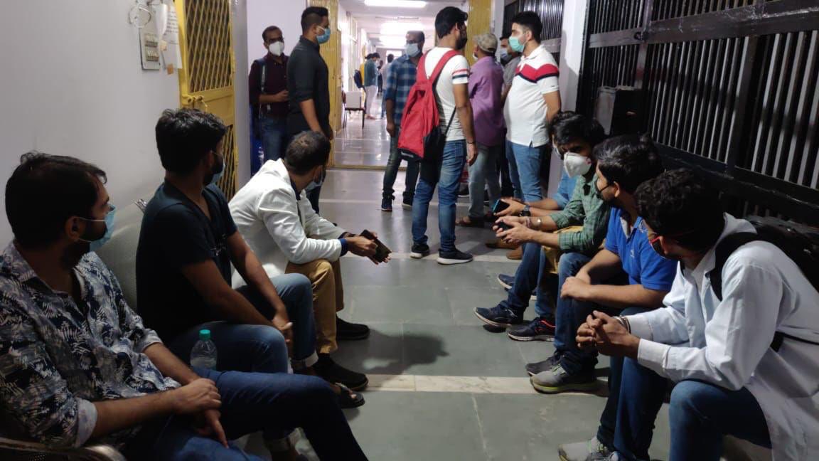 LkChahar's tweet photo. @AmitShah @drharshvardhan @PMOIndia sir please look at this matter and try to solve as soon as possible @DelhiPolice Arrested Tens of FOREIGN MEDICAL GRADUATES, Who were protesting outside MEDICAL COUNCIL OF INDIA with COVID19 protocol! #letfmgserve #democarcydeadforfmg https://t.co/B95Iux879G