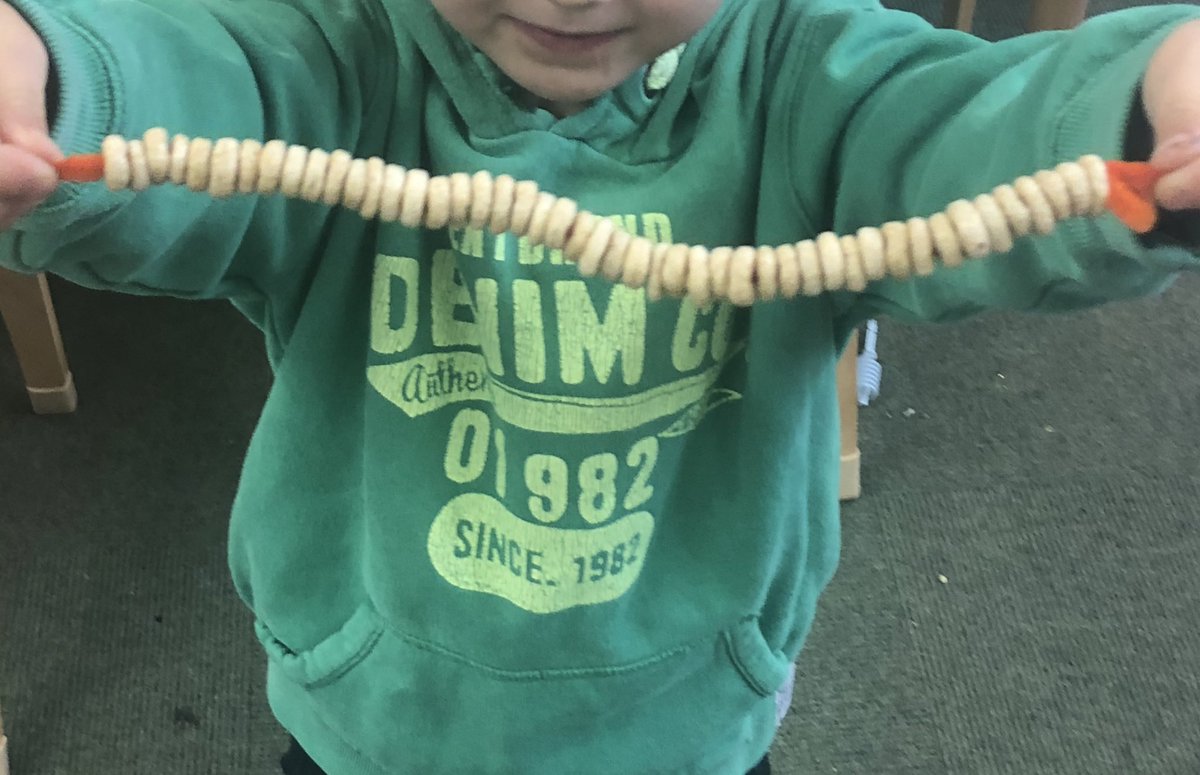 Our pupils in Primary 1 & 2 are developing their fine motor skills through play. Here they have been practising early Number skills too, counting the Cheerios as they thread them on to the pipe cleaner. #EmergingLiteracy #EarlyMaths @SBCNumeracy @SBCLiteracy #Play4P1