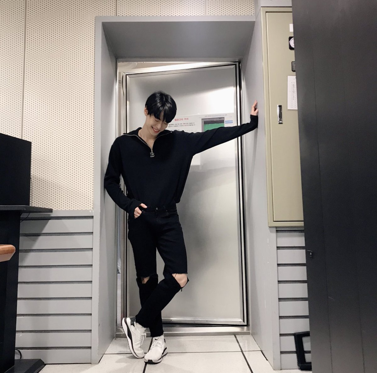 yourkimmary's tweet photo. แกไม่เคยทำตัวเหมือนศิลปินเกาหลีเลยอะ แต่ทำตัวเหมือนแฟนชั้น https://t.co/k9Piz8bIyZ