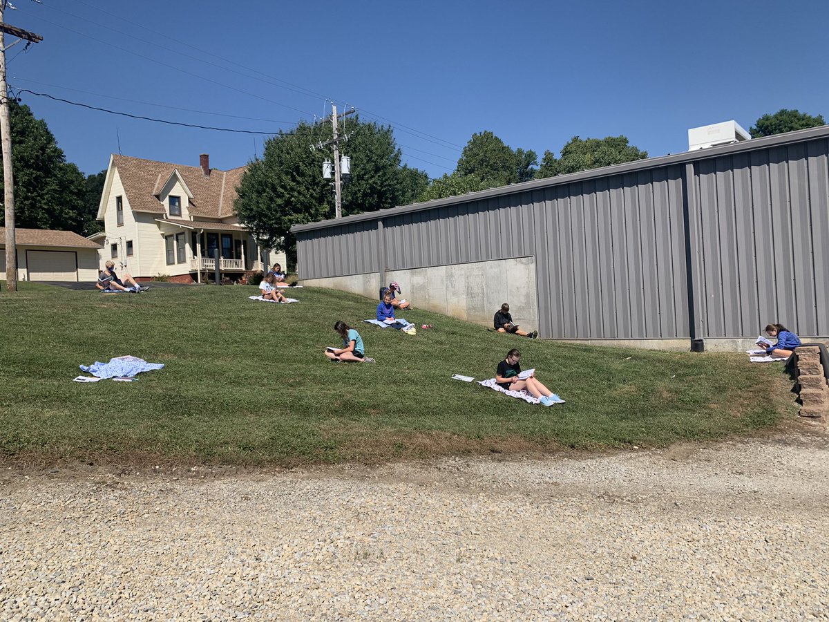 RockPort_fccla's tweet photo. Study Skills outside today! Thank you to Dixie for our sheets, it’s so much easier to focus when we are comfortable. @RPBlueJays https://t.co/BIUMFiblyE