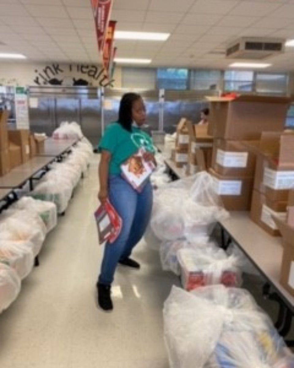 WMGreenFWISD's tweet photo. Workbook Pick Up is happening now! Come and get your student's workbooks. We haven't received any chromebooks yet. #wmgreen #roadrunners #scholars https://t.co/Bdh0M1b5Oi
