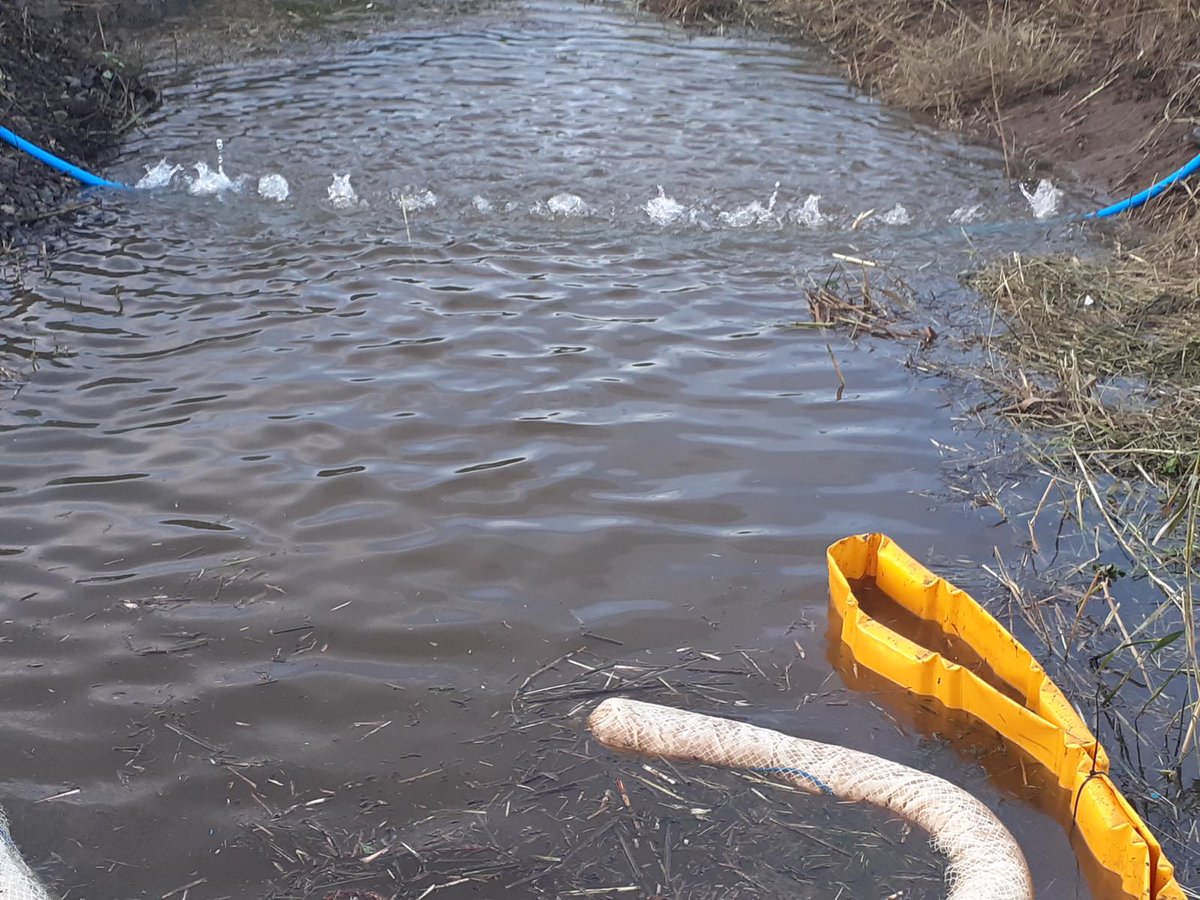 NatResWales's tweet photo. Contractors are continuing to remove diesel contained by the pipe dams and bubble barrier, with 16,400 litres of product recovered within the past 24 hours. https://t.co/Mhc3A2oQ56