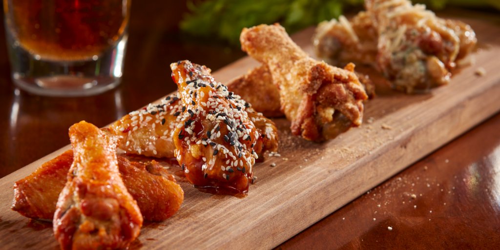AnduzzisGB's tweet photo. It's wing night! Stop in for 55 cent wings (boneless & traditional), try our September Wing of the Month - Chili Lime! Or stick to your go-to favorite! #Anduzzis #GreenBay #Food #WingNight https://t.co/FuwGVWoHBc