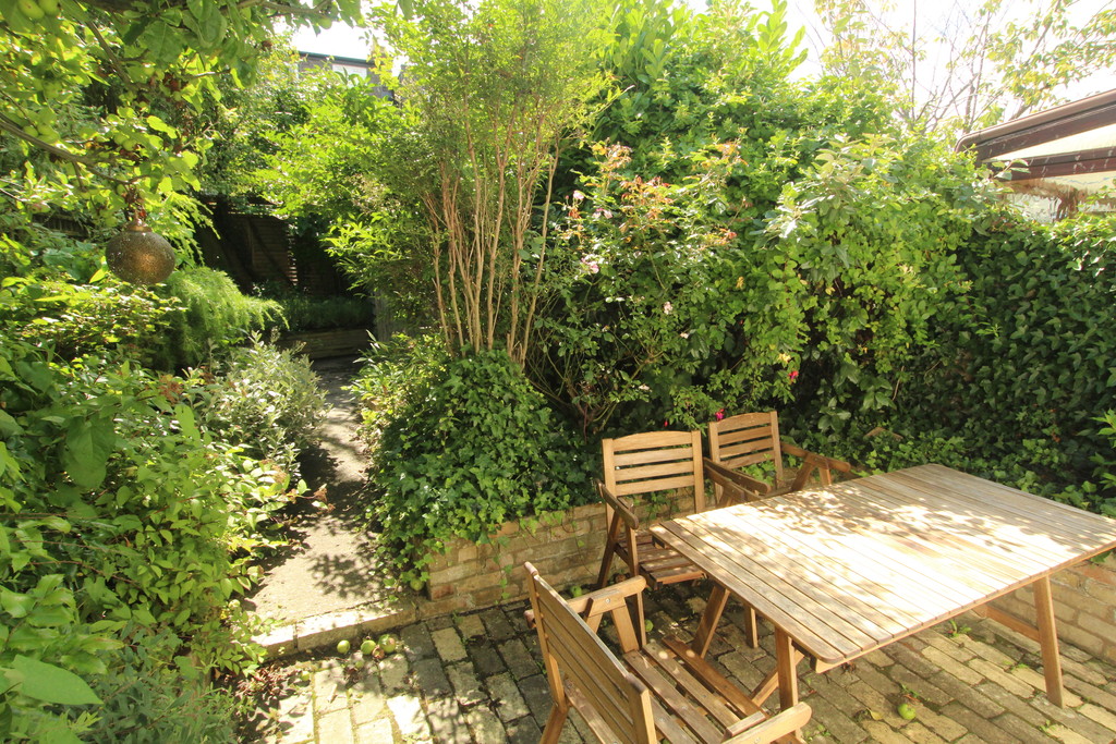 VincentShawRes's tweet image. An imposing #bayfronted #Victorian #3bed #terraced #property situated on #AlphaRoad just to the North of the #RiverCam.  The property is offered #forsale with no upward chain and an internal viewing is strongly recommended. £695,000.