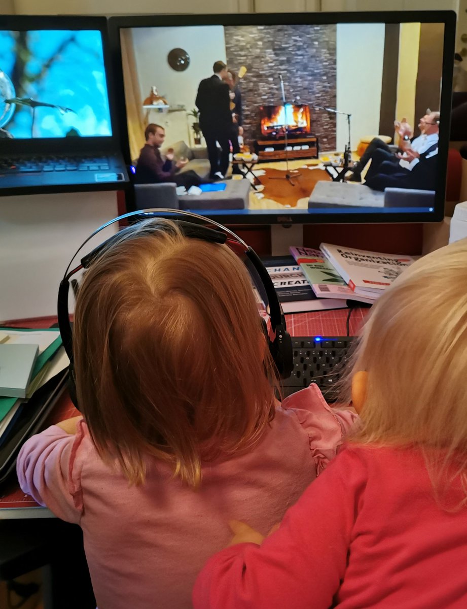 MariaGruener's tweet photo. Mein Headset wurde okkupiert und ich weiß nicht, was es zum Ausklang des #DLC2020 der #tsmms da zu hören gab, aber es muss echt gut gewesen sein! 🎧🤷🏻♀️😆 https://t.co/NSgnhZ2Tyr