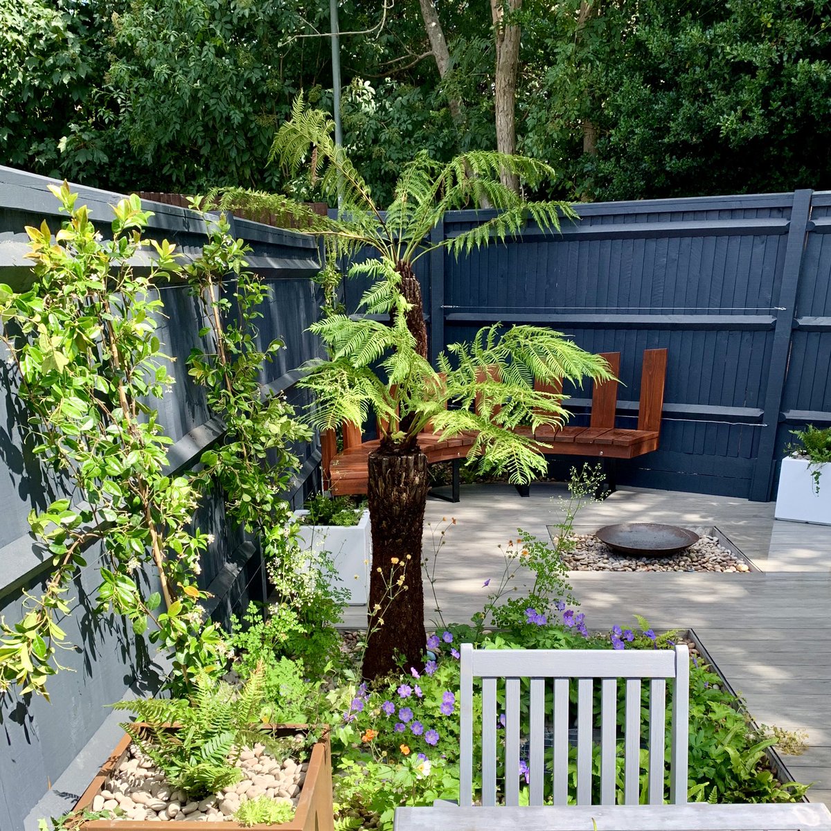 _LONDONSTONE's tweet photo. We love the blend of colours and textures in this @AnnaButterfGdns Luna DesignBoard scheme. 

FREE nationwide delivery on full packs &amp; orders over £1,000 on stone, porcelain &amp; composite decking - [https://t.co/6mLb99eWnW].

#ThisIsLondonStone https://t.co/4Q2EWAPjuO