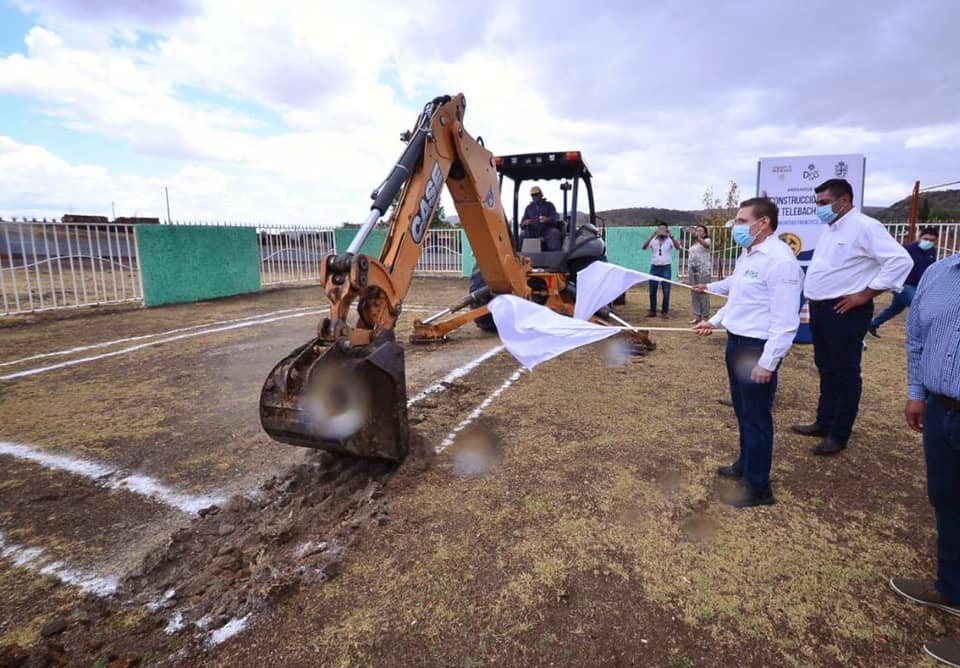 AispuroDurango's tweet photo. En infraestructura, estamos invirtiendo 3 mil 288 mdp, este año, iniciando la dispersión de 200 mp para la rehabilitación y construcción de espacios educativos. #ElCambioSeVe https://t.co/Xep24vAI9K