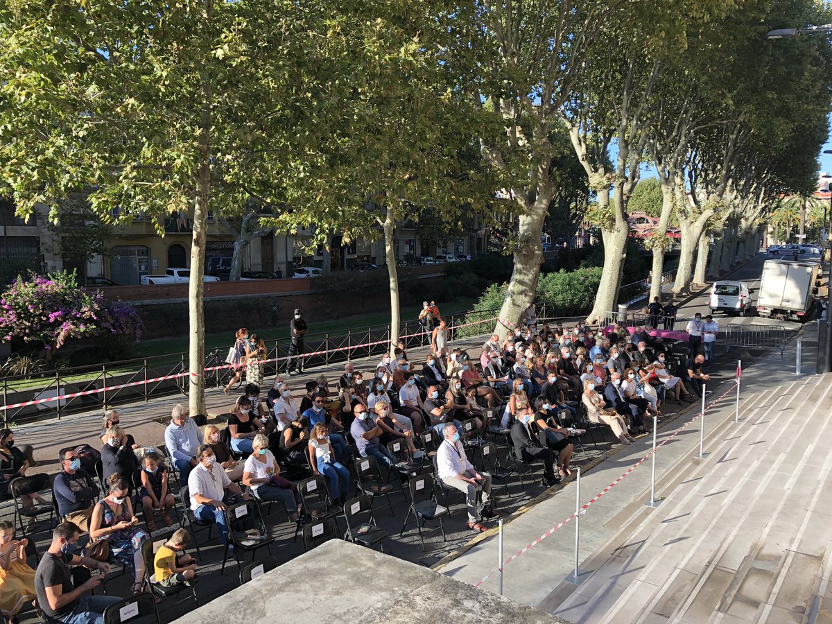 CCIPOPROBERT's tweet photo. Remise des prix de la 26ieme édition du festival #OFFPerpignan @FPerpignan sur les marches du palais @cciperpignan https://t.co/KlimvxZGPK