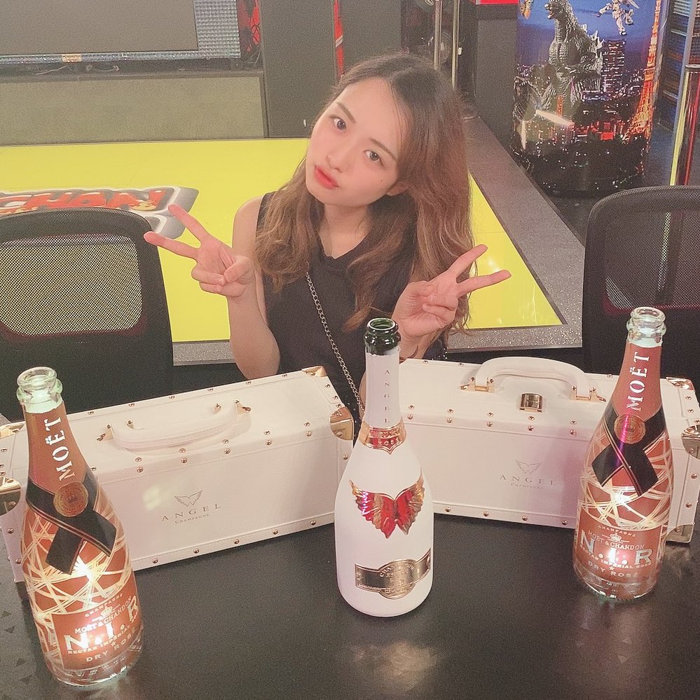 yuu_ONECHAN's tweet photo. こういうご時世で、外で遊べなーい😭
って感じだったけど、大好きな素敵な
素敵なお客様たちのお陰で幸せな8月に
なりました 😌💭💓🎐☀

本当にありがとうございました ☺️✨！

#錦糸町
#ガールズバー
#ワンチャン
#エンジェル
#モエネク
#シャンパン
#沢山写真撮ってくれた😭💓
#幸せ者だぁぁぁ https://t.co/FSbdlHlErm
