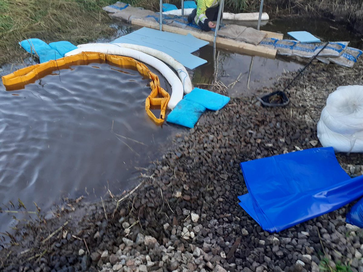 NatResWales's tweet photo. Contractors are continuing to remove diesel contained by the pipe dams and bubble barrier, with 16,400 litres of product recovered within the past 24 hours. https://t.co/Mhc3A2oQ56