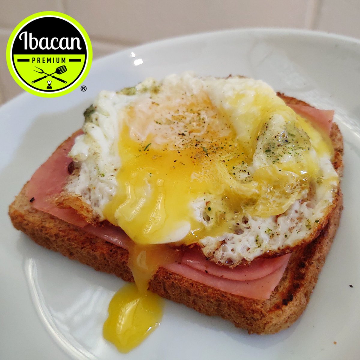 ibacanpremium's tweet photo. Pan tostado, jamón y un huevo estrellado con Sazón Completo #ibacanpremium ligero y delicioso para iniciar el día #desayunoencasa #eggs #breakfasttime #foodporn #foodie #megusta #like #lovefood #foodphoto #desayuno #delicioso #toast https://t.co/XzpSACK0Id