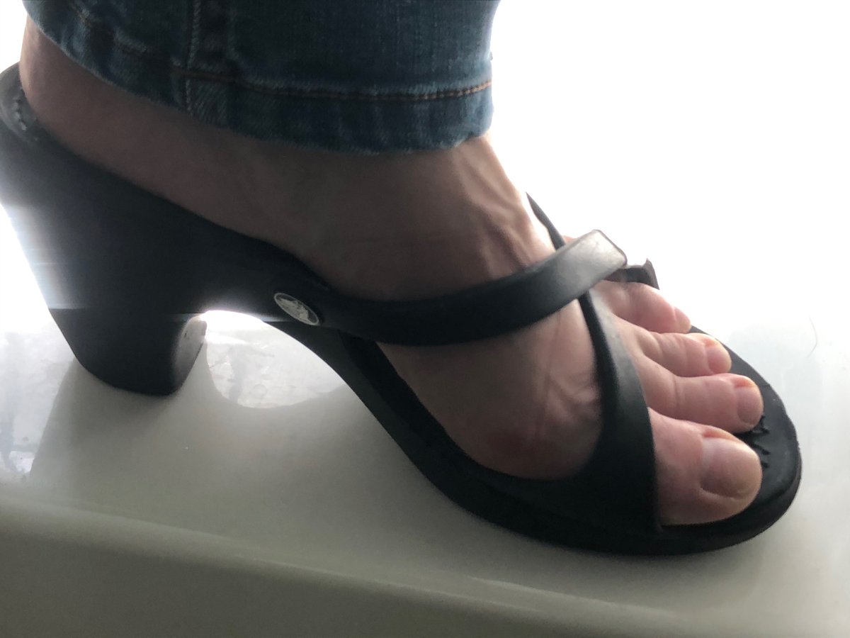 Jengiantkiller's tweet photo. @Crocs bring back the cyprus! https://t.co/GTUhGrziWw