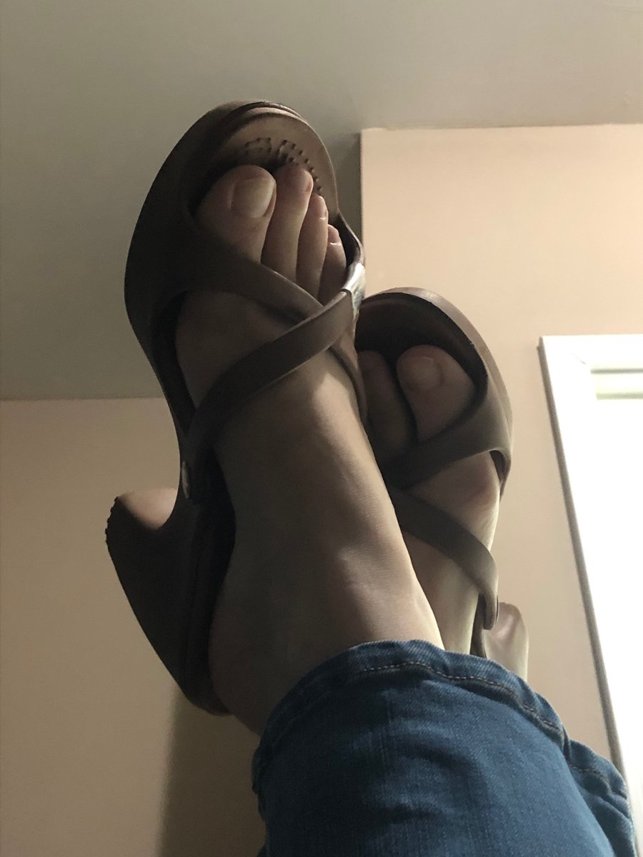Jengiantkiller's tweet photo. @Crocs bring back the cyprus! https://t.co/GTUhGrziWw