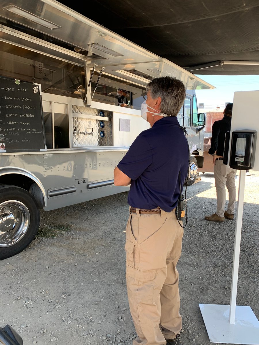 CatchlightFilms's tweet photo. Socially distanced lunch may look a bit different, but it's just as delicious thanks to Orlando's Catering! #tbt #songbirdmovie #socialdistanceiscool #wearamask #covidfilm #thatslunch @STXEnt @i_narratives @SongBirdMovie @Jasonpjclark https://t.co/Lujynr09p9