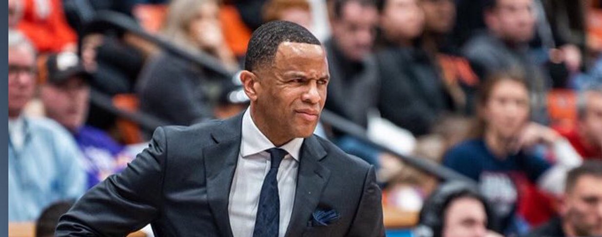 Happy birthday Coach Damon Stoudamire ! Pacific University head coach 
